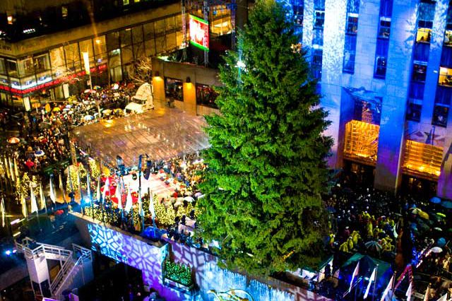 The 2009 Christmas tree in Rockefeller Center, minutes before illumination.